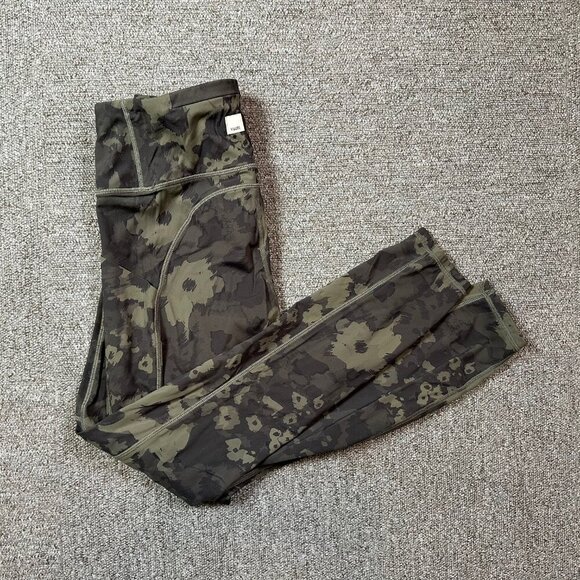 Vuori Stride Camo Floral Flower Leggings Oregano Green Size Est X-Small - Yoga - Picture 3 of 6